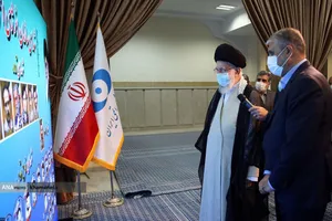 قائد الثورة الاسلامية لدى استقباله  جمعا من علماء وخبراء ومسؤولي قطاع الصناعة النووية في البلاد