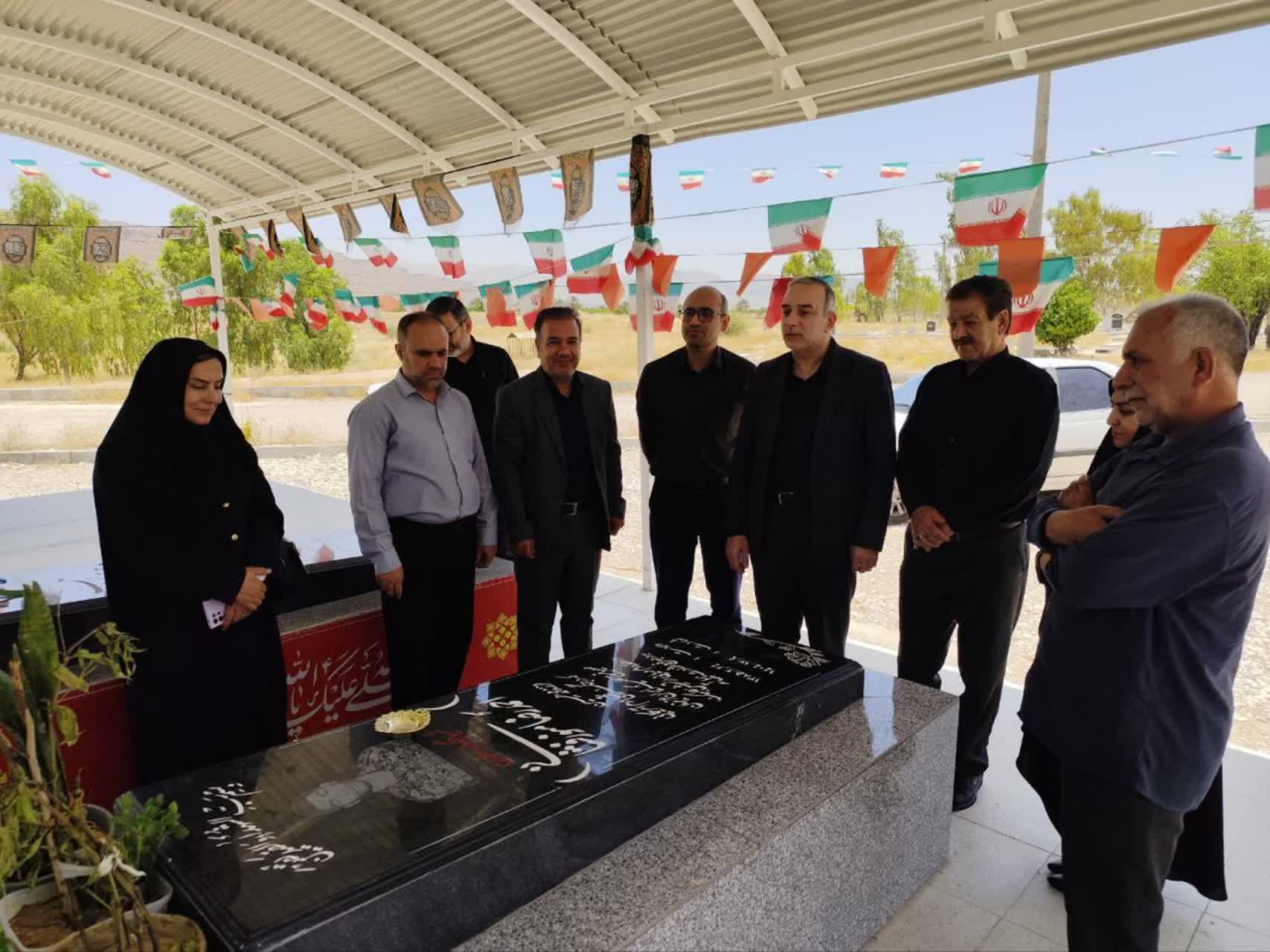 دیدار مسئولان دانشگاه آزاد اسلامی استان فارس با خانواده دانشجوی شهید در شهرستان خفر
