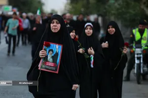 حرکت مردم عزادار بسمت مصلی تهران برای وداع با رهبر شهید انقلاب