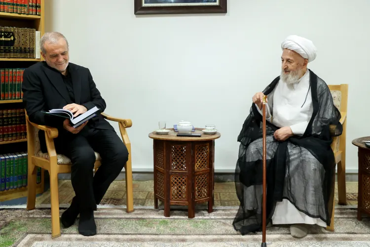 آیت الله سبحانی
مسعود پزشکیان