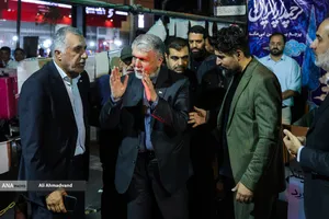 پرچم&zwnj;داری وزیر ارشاد در چهاراه ولیعصر(عج)