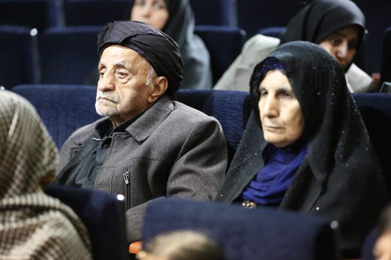 تجلیل 5 خانواده شهید دانشجو دانشگاه آزاد اسلامی استان کرمانشاه