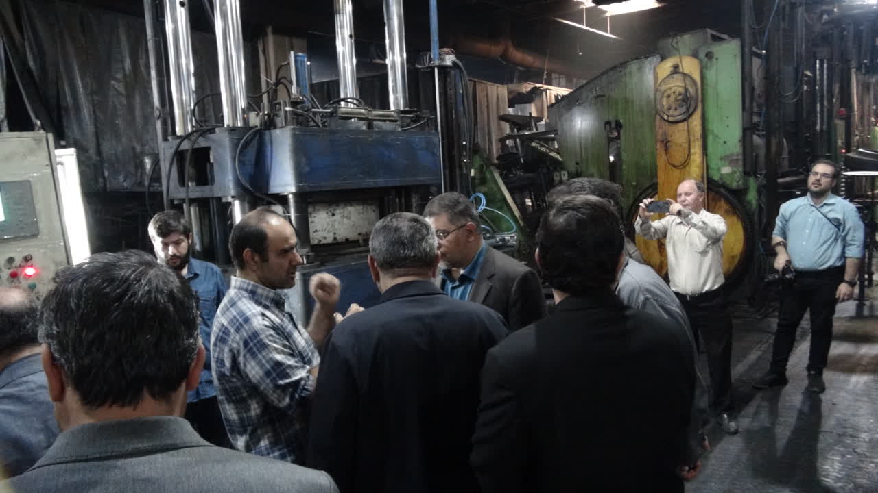 تمام مراحل طراحی، ساخت و اجرای دستگاه پرس و پخت لاستیک توسط متخصصان داخلی انجام شده است