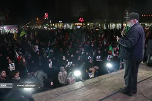 مراسم وداع با پیکر مادر شهیدان افراسیابی در چهارراه نبرد خیابان پیروزی