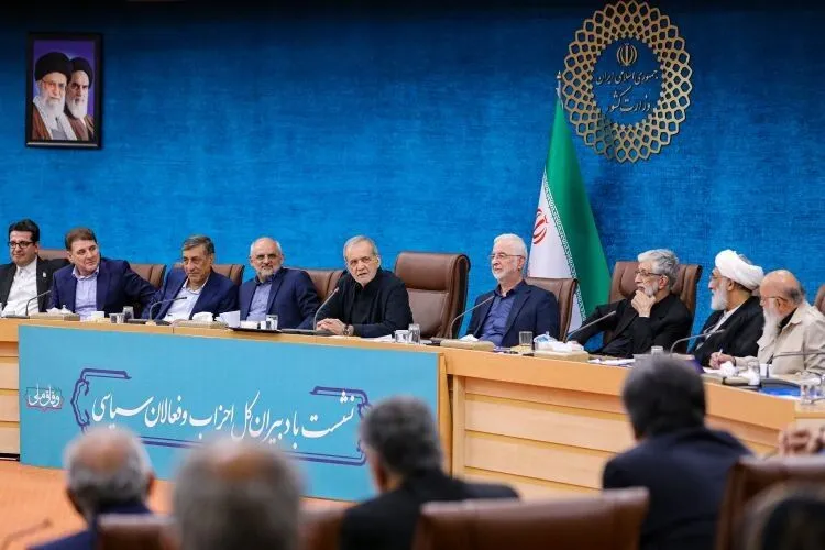 پزشکیان در نشست با دبیران کل احزاب و فعالان سیاسی