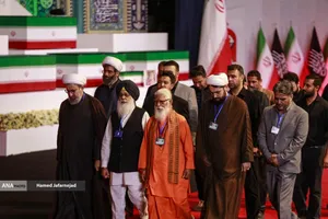 ادای احترام ادیان مختلف بر پیکر رهبر مجاهد شهید انقلاب
