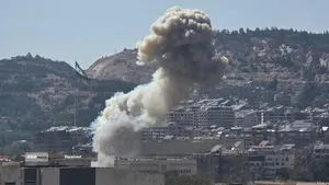 در روزهای اخیر، منطقه جنوب سوریه بار دیگر صحنه یکی از شدیدترین درگیری&zwnj;ها بود، رژیم اشغالگر صهیونیستی نیز با ادعای &laquo;حمایت از اقلیت دروزی&raquo; بیش از 160 حمله هوایی تنها طی 24 ساعت به سوریه انجام داد. رژیم صهیونیستی در این حملات  مواضع حساسی همچون ستادکل ارتش، اطراف کاخ ریاست&zwnj;جمهوری، وزارت دفاع و کاروان&zwnj;های نظامی را در دمشق، سویدا و درعا هدف قرار داد.