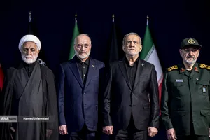 سرلشکر محسن رضایی مشاور نظامی رهبر معظم انقلاب،مسعود پزشکیان رییس جمهور،محمدباقر قالیباف رییس مجلس و حجت الاسلام محسنی اژه ای رییس قوه قضاییه در مراسم ادای احترام مقامات و مسئولان خارجی به پیکر امام شهید 