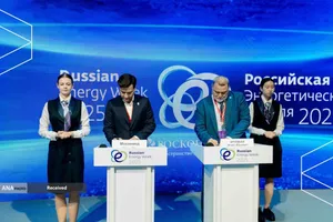 امضای تفاهمنامه بورس انرژی ایران (IEE) و بورس بین&zwnj;المللی سن&zwnj;پترزبورگ (SPIMEX) با هدف ایجاد فرایندهای لازم برای راه&zwnj;اندازی معاملات مشترک با حضور محمد نظیفی مدیرعامل بورس انرژی ایران و ایگور آرتِمیِف مدیرعامل بورس بین&zwnj;المللی سن&zwnj;پترزبورگ