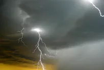 بارش و رعدوبرق در شمال و شرق کشور؛ افزایش دما و آلودگی هوا در شهر‌های صنعتی