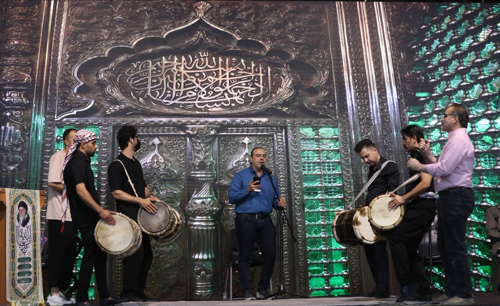 از پنکه و جاروبرقی تا بیرق و کتیبه؛ همه ملزومات یک هیأت در میدان/ روایتی از تحول دیجیتال در عزاداری سنتی از پنکه و جاروبرقی تا بیرق و کتیبه؛ همه ملزومات یک هیأت در میدان/ روایتی از تحول دیجیتال در عزاداری سنتی