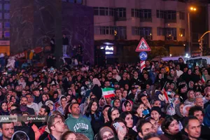 رونمایی از مجسمه &laquo;زانو زنندگان برابر ایران&raquo; در میدان انقلاب اسلامی