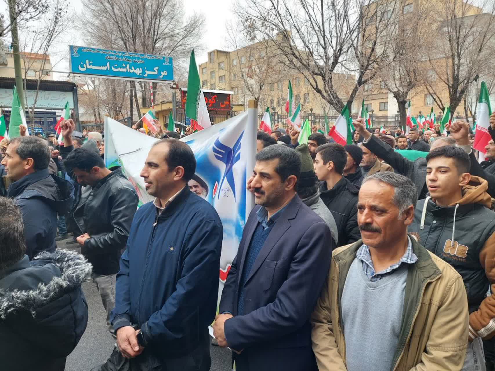 حضور پرشور دانشگاهیان آزاد اسلامی در راهپیمایی 22 بهمن؛ تجلی وفاداری به انقلاب