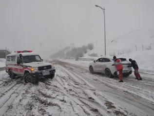 ترافیک سنگین در برخی محور‌های برون‌شهری برخی استان‌ها / بارش برف و باران در ارتفاعات محور‌های چالوس و هراز