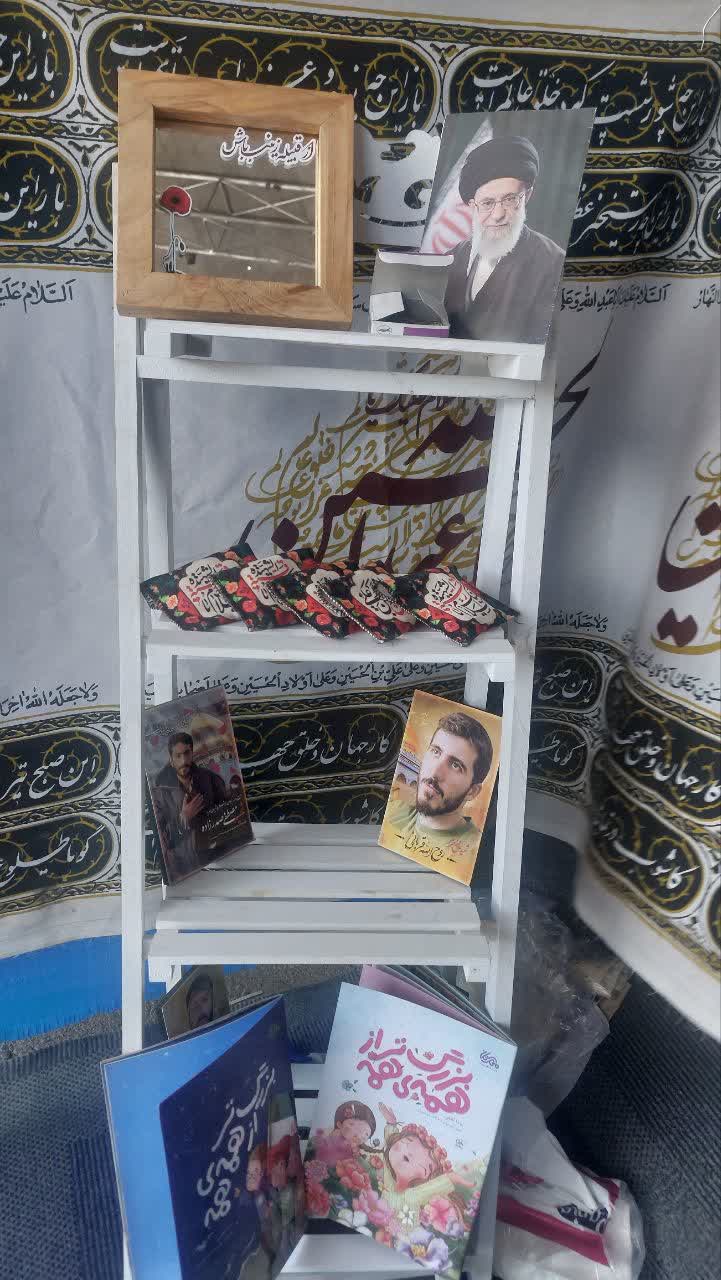 غرفه کودک در موکب دانشگاه آزاد علوم و فناوری پردیس؛ فضایی برای روایتگری و خاطره‌سازی نونهالان در آیین بدرقه امام شهید