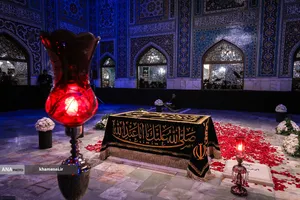 حضور مردم عزادار برای زیارت مزار مطهر رهبر شهید انقلاب در رواق دارالذکر