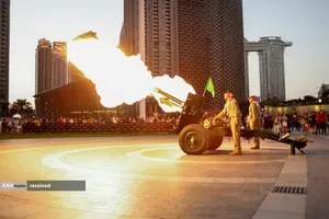 شلیک توپ در زمان افطار در مرکز خرید دبی، امارات متحده عربی