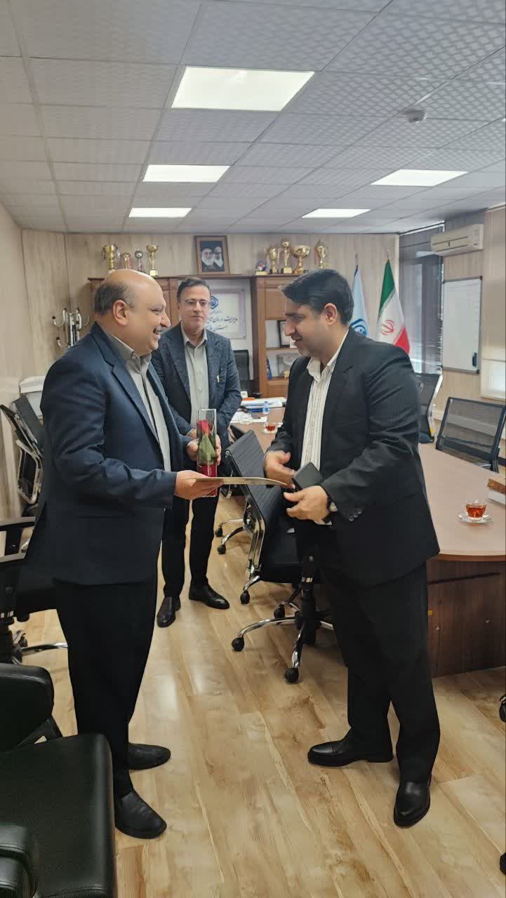 تقدیر از معاون علوم پزشکی استان فارس به مناسبت روز استاد تقدیر از معاون علوم پزشکی استان فارس به مناسبت روز استاد