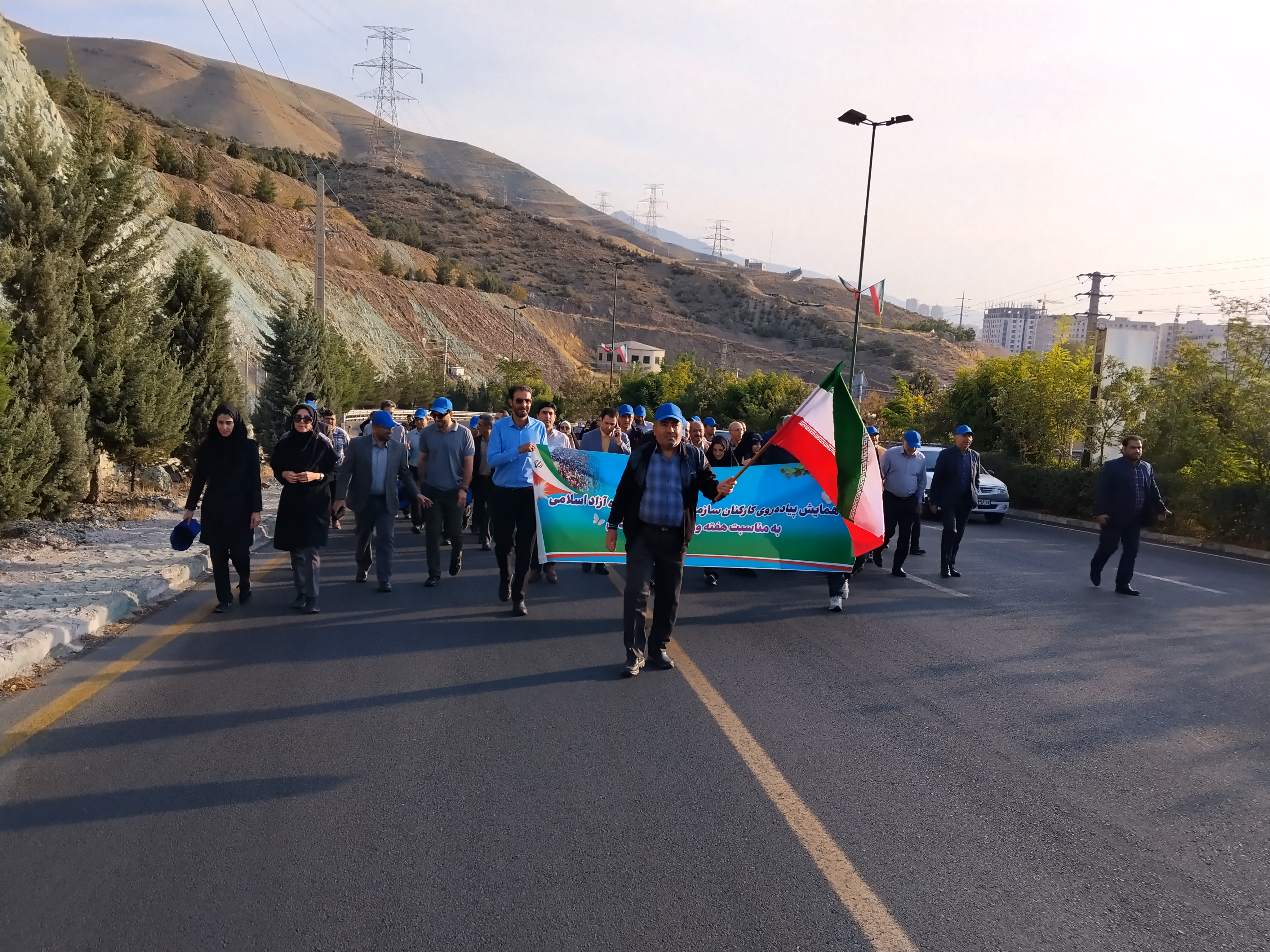برگزاری مراسم پیاده‌روی دانشگاهیان دانشگاه آزاد به مناسبت هفته تربیت بدنی