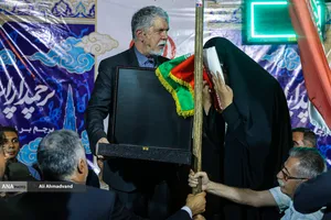 پرچم&zwnj;داری وزیر ارشاد در چهاراه ولیعصر(عج)