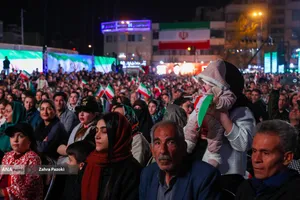 رونمایی از مجسمه &laquo;زانو زنندگان برابر ایران&raquo; در میدان انقلاب اسلامی