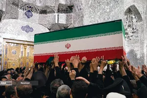 مراسم طواف پیکر رهبر شهید انقلاب بر گرد ضریح مطهر امام رضا(ع)