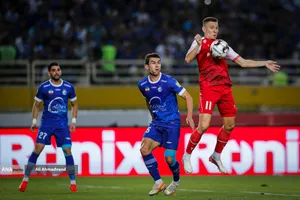 تیم&zwnj;های فوتبال استقلال و پرسپولیس امروز (چهارشنبه) در چارچوب هفته پنجم لیگ برتر به مصاف هم رفتند که این دیدار به تساوی یک - یک انجامید.