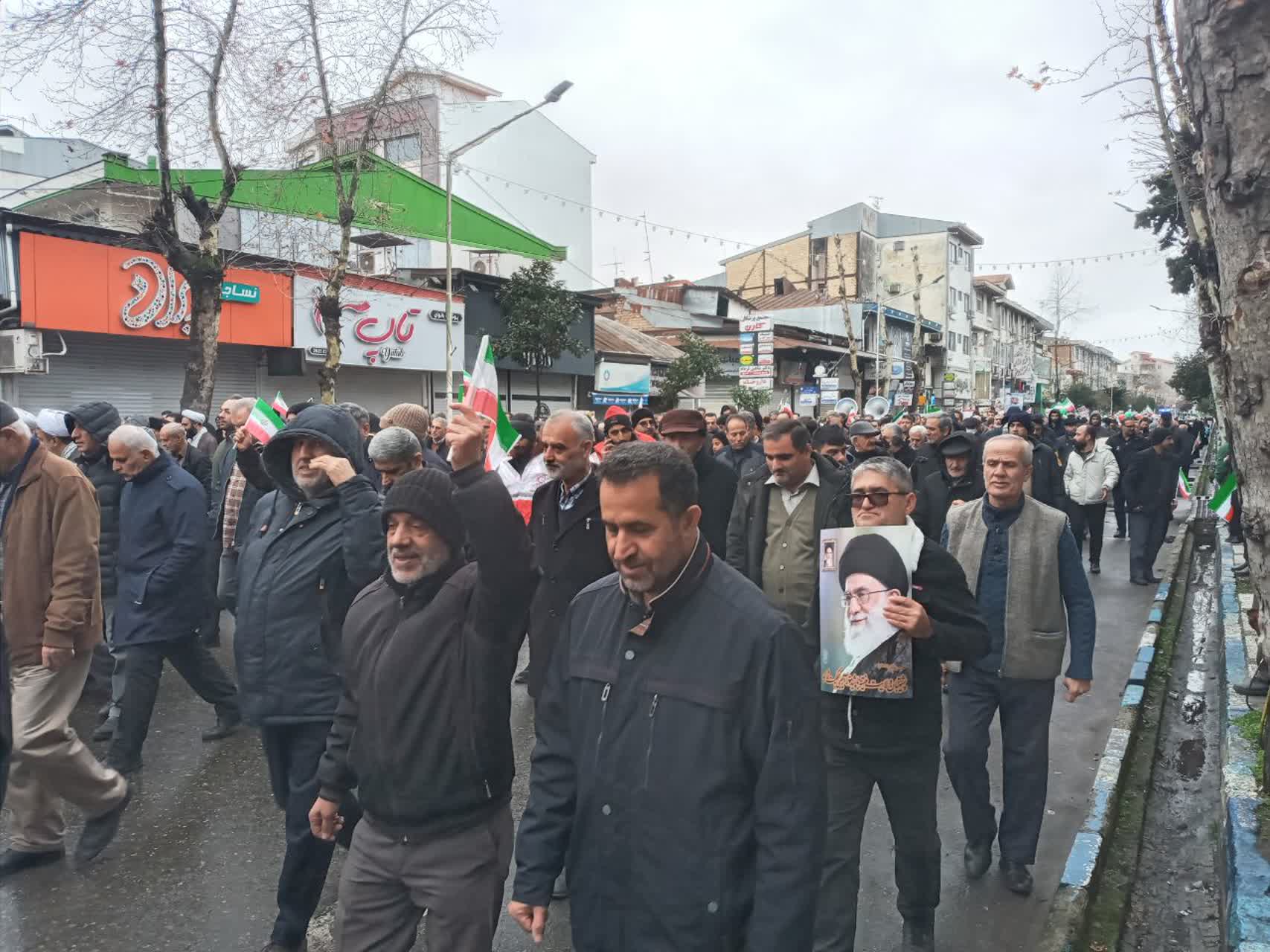 حضور پرشور دانشگاهیان آزاد اسلامی در راهپیمایی 22 بهمن؛ تجلی وفاداری به انقلاب