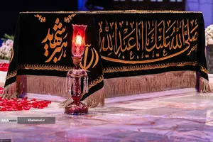 حضور مردم عزادار برای زیارت مزار مطهر رهبر شهید انقلاب در رواق دارالذکر