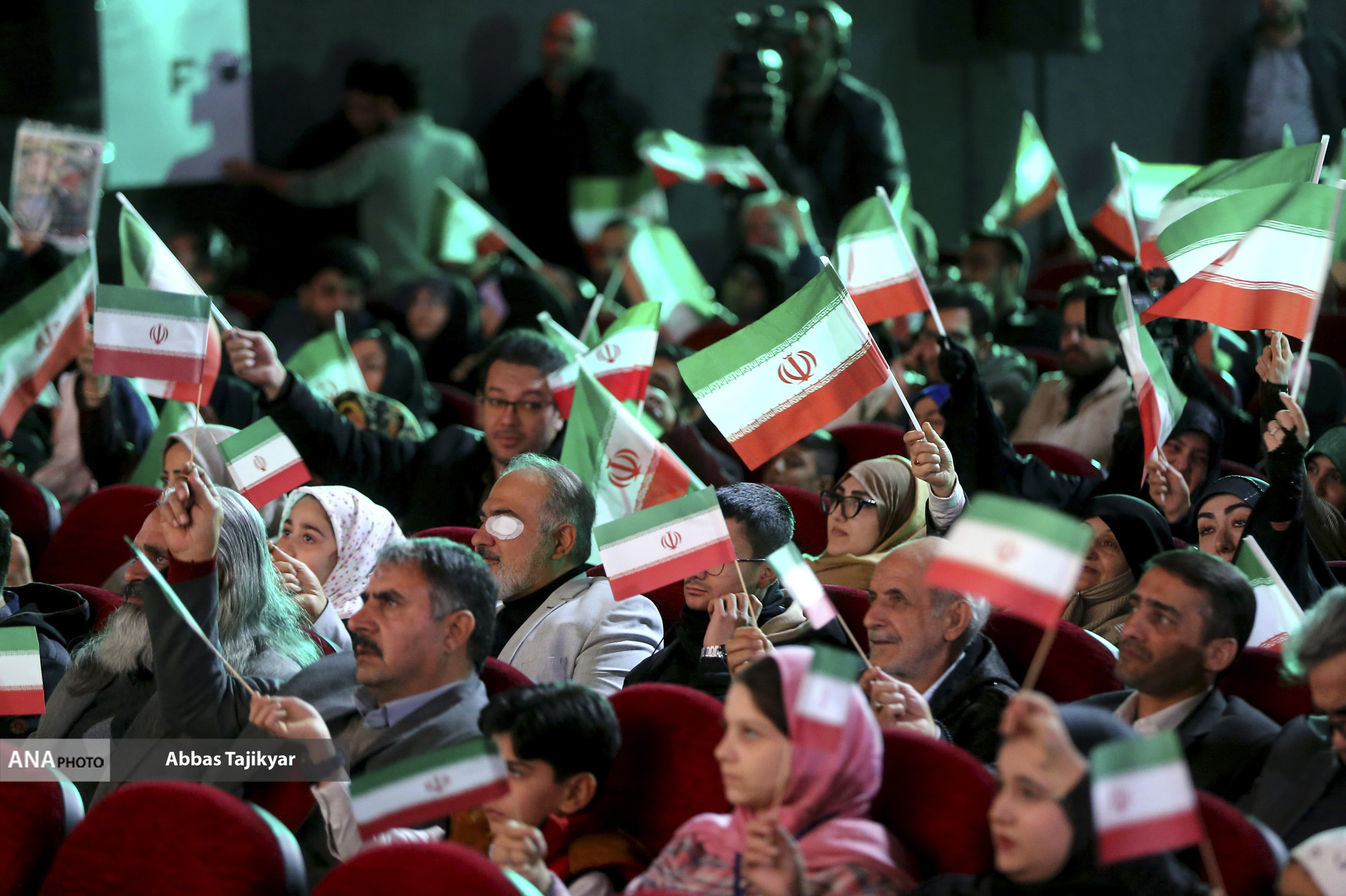 تقدیر از علیرضا دبیر در افتتاحیه شانزدهمین جشنواره فیلم عمار