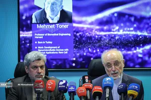 علی اکبر صالحی رئیس کارگروه علمی جایزه مصطفی(ص) و مهدی صفاری&zwnj;نیا مدیرعامل بنیاد علم و فناوری مصطفی&zwnj;(ص)