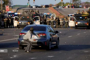 درگیری پلیس ضد شورش و معترضان در لس&zwnj;آنجلس آمریکا