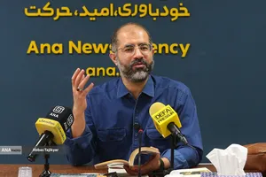 دکتر مهدی جمشیدی نویسنده و پژوهشگر مسائل انقلاب در نشست علمی سویه&zwnj;های نظری و معرفتی روایت&zwnj;پردازی از مراسم تشییع پیکر مطهر رهبر شهید 