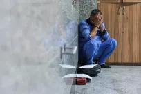 دستگیری سارق منزل با ترفند نذری در تهران؛ متهم ۴۰ فقره سابقه سرقت داشت