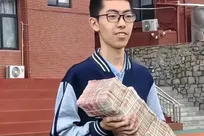 اهدای جایزه چند هزار دلاری به یک دانش آموز به منظور پذیرش در یک دانشگاه خاص