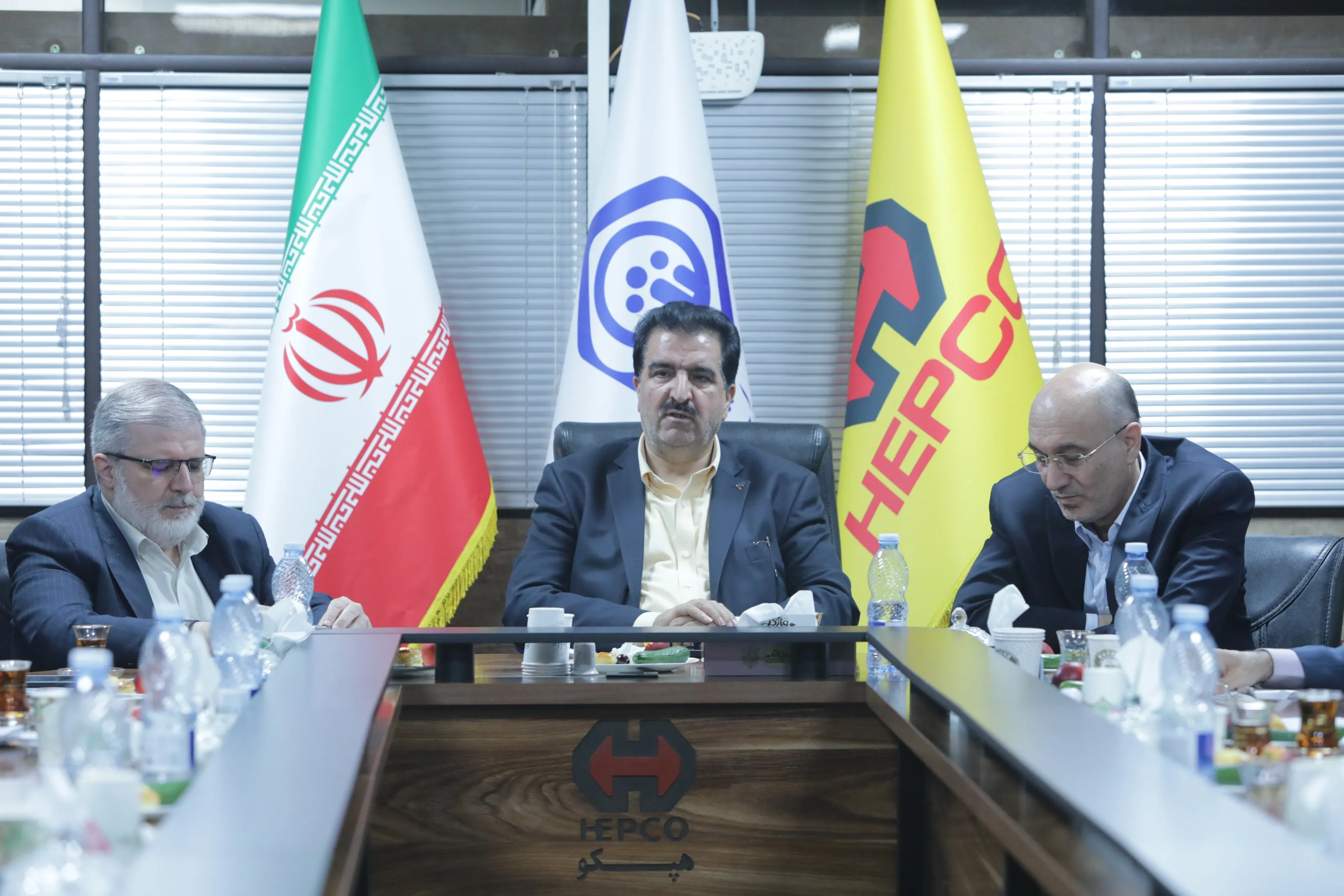 کارگران و بازنشستگان صاحبان اصلی بانک رفاه کارگران هستند
