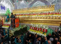 ضریح حرم امام علی (ع) با بیش از ۱۰۰۰ شاخه گل طبیعی تزیین شد+عکس و فیلم