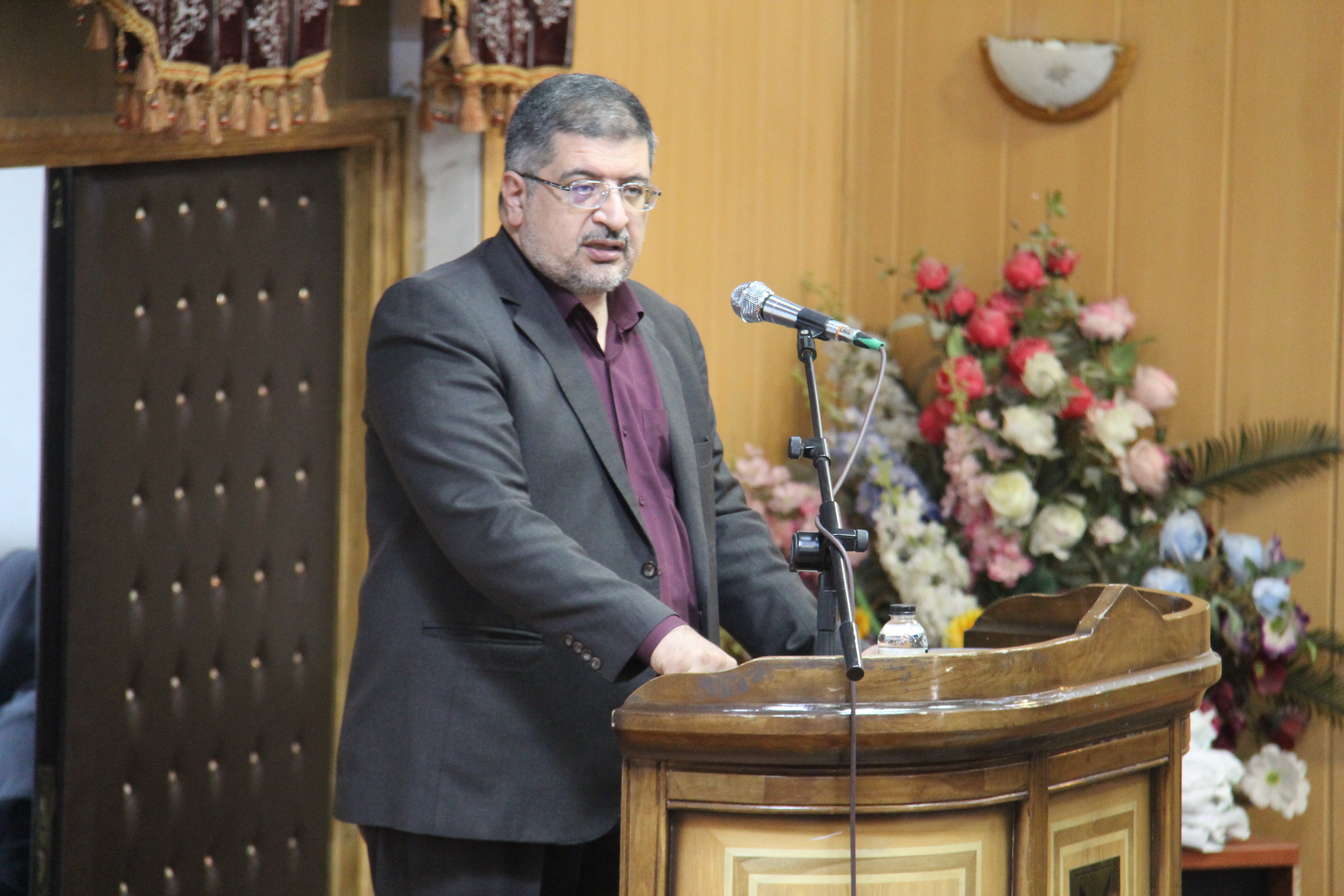 استاد باید علاوه بر انتقال دانش، الگوی مواجهه با مسئله و بحران باشد