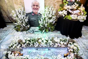 اجتماع مردم کنار مزار شهید سپهبد سلامی در ایام اربعین فرمانده دلاور سپاه اسلام