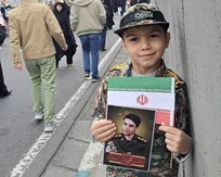 فرزندان شهدا با عکس پدران خود سالگرد انقلاب را جشن گرفتند+عکس