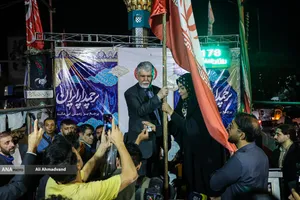 پرچم&zwnj;داری وزیر ارشاد در چهاراه ولیعصر(عج)