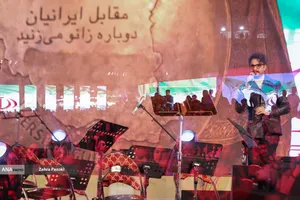 رونمایی از مجسمه &laquo;زانو زنندگان برابر ایران&raquo; در میدان انقلاب اسلامی