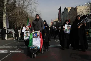 بیعت مردم با آیت&zwnj;الله سید مجتبی خامنه&zwnj;ای سومین رهبر جمهوری اسلامی ایران