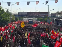 پیکر رهبر شهید پس از تشییع با بالگرد بر فراز مسیر حرکت داده می‌شود