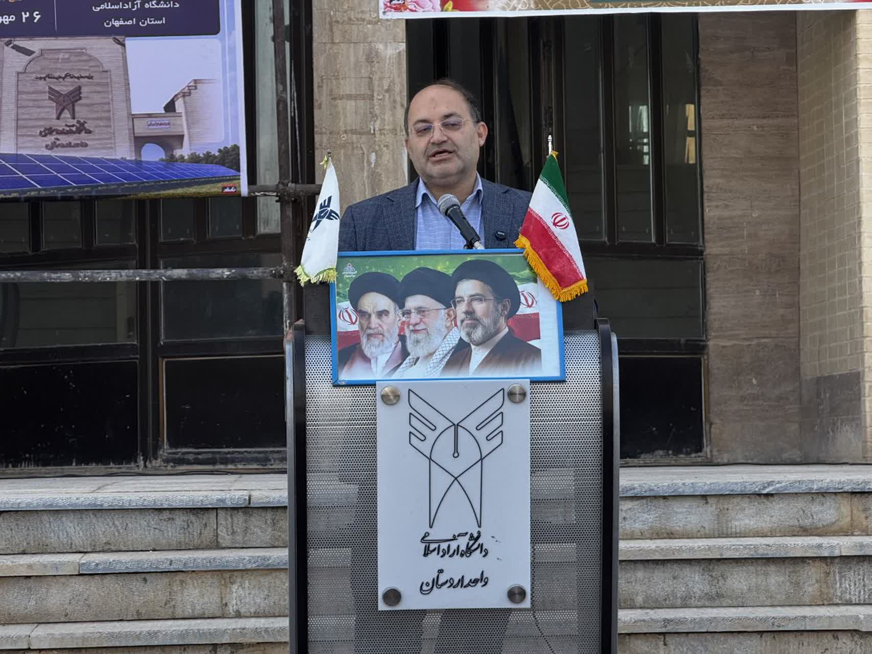 کلنگزنی ۱۰۰۰ میلیارد ریالی نیروگاه خورشیدی در دانشگاه آزاد اسلامی اردستان کلنگزنی ۱۰۰۰ میلیارد ریالی نیروگاه خورشیدی در دانشگاه آزاد اسلامی اردستان