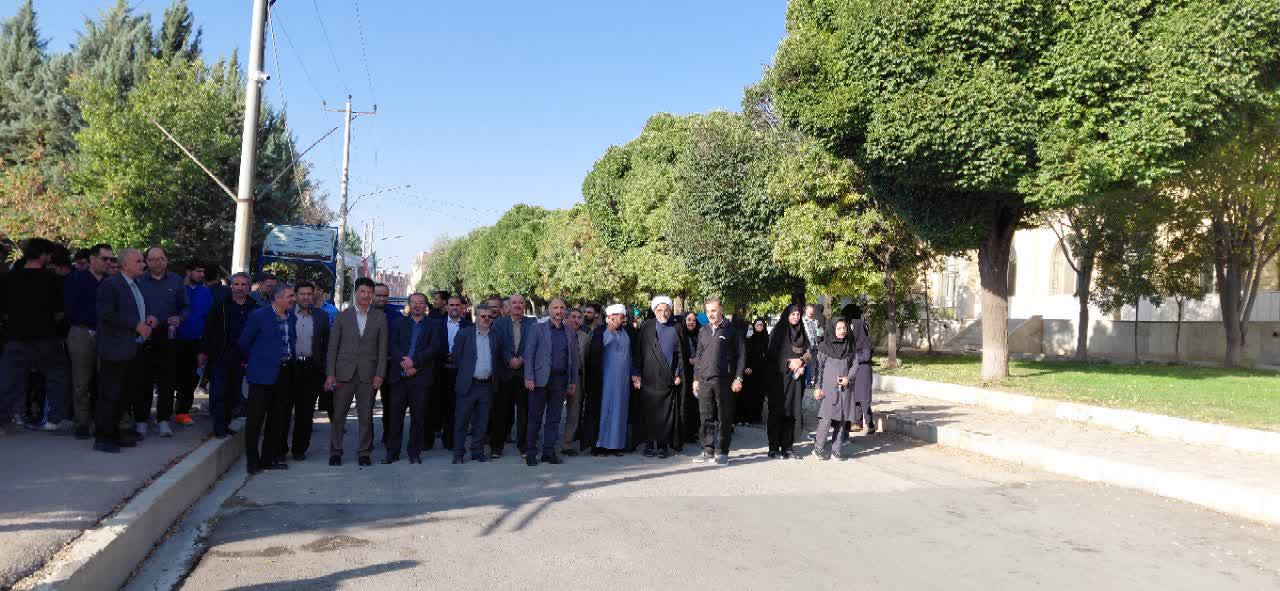 پیوند ورزش و ارزش‌های معنوی؛ پیاده‌روی دانشگاهیان دانشگاه ِآزاد شهرکرد از مزار شهدای گمنام تا آموزشکده ملی مهارت