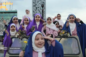 مراسم جشن عروسی زوج های جان فدا همزمان با سالروز ازدواج حضرت زهرا و حضرت علی در میدان امام حسین