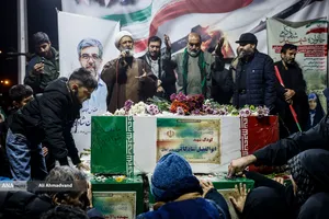 وداع با پیکرهای خانوادگی شهیدان شادکامی در چهارراه نظام&zwnj;آباد