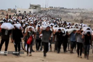 مردم گرسنه غزه برای رسیدن به کمک&zwnj;های غذایی، کیلومترها پیاده&zwnj;روی می&zwnj;کنند