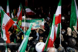 وداع با پیکرهای خانوادگی شهیدان شادکامی در چهارراه نظام&zwnj;آباد